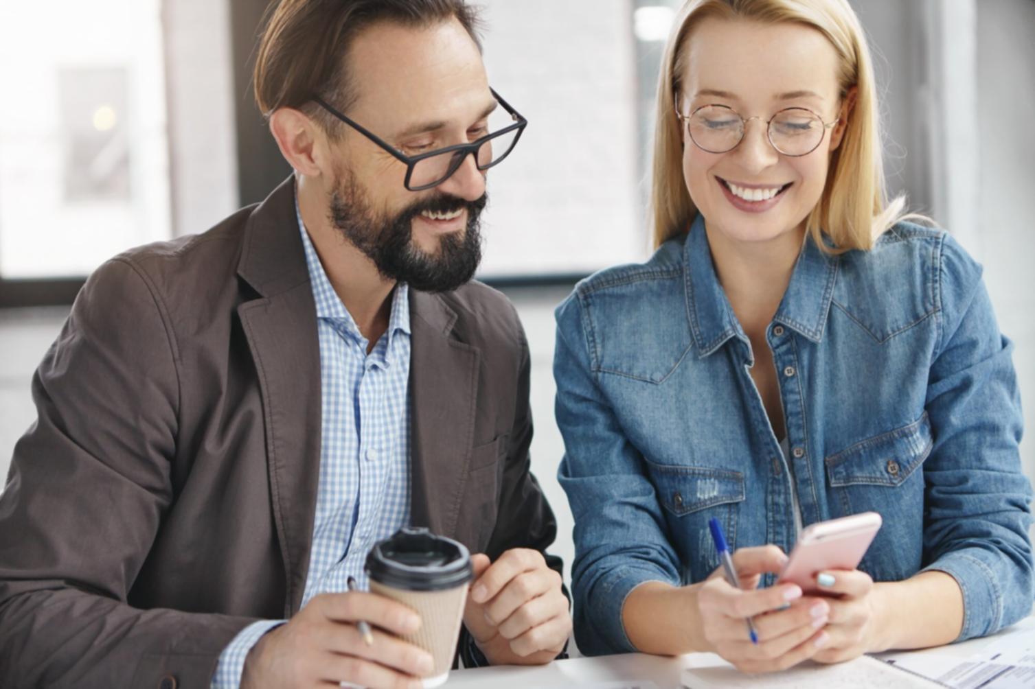 Espace de formation moderne avec équipements numériques pour l'apprentissage financier